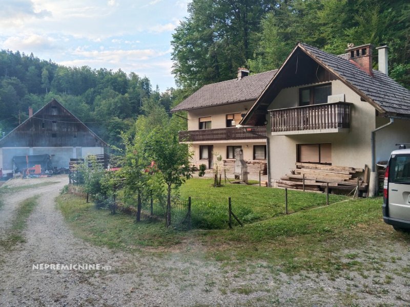 Hiša za obnovo ob potoku v Brišah