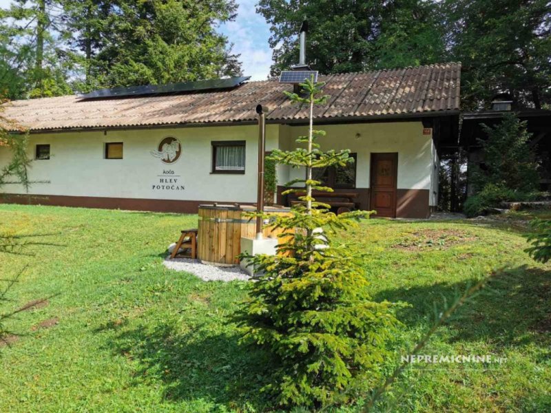 Obnovljena hiša v gozdu pod Snežnikom