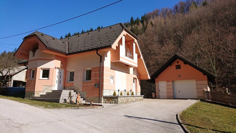 Obnovljena družinska hiša v Trličnem pri Rogatcu